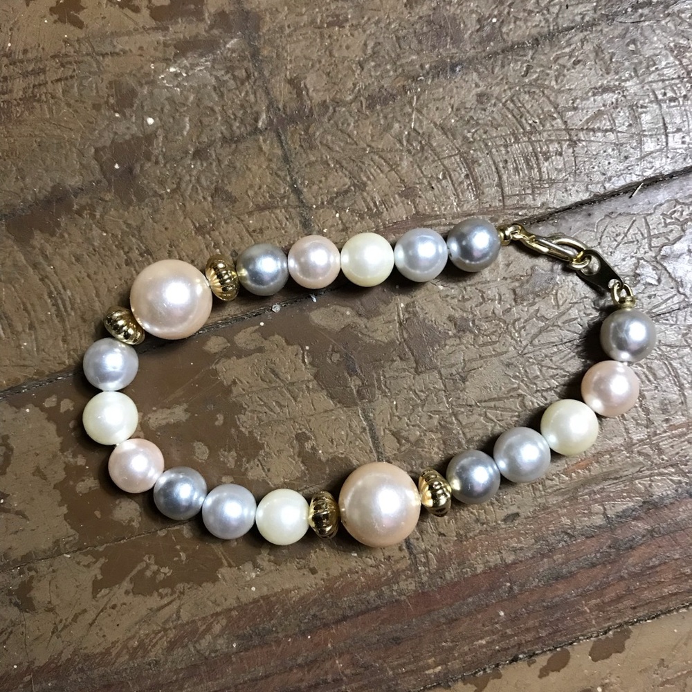 Bracelet 7 1/2 in Faux Pearls Pink White Grey Silver tones /Gold tone Clasp